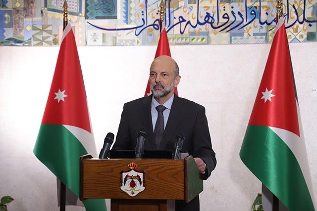 Prime Minister and Minister of Defence Omar Razzaz announces Defence Order No. 9, under which a programme to support businesses, employees whose work has been suspended and daily wage workers will be implemented together with the Social Security Corporation (Petra photo)